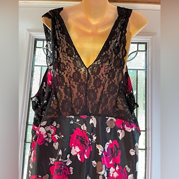 INTIMATES- Silky Soft Floral Nightie - Picture 4 of 6
